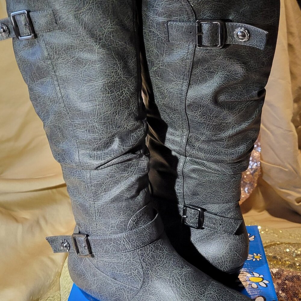 Women's grey knee high boots in Size 7,  low heel by De Blossom
